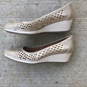 naturalizer brina laser cut wedge pump